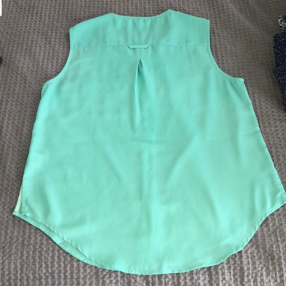 Sleeveless light green blouse - Picture 2 of 5